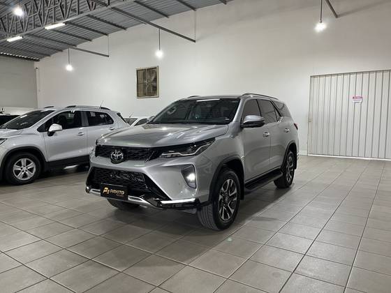 TOYOTA HILUX SW4 2.8 D-4D TURBO DIESEL SRX PLATINUM 7L 4X4 AUTOMÁTICO